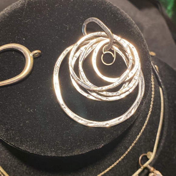 Fashion jewelry bundle 3 necklaces, 2 extra pendants, 1 pair of earrings. - Picture 9 of 10